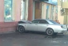 В Дзержинске автомобиль въехал в стену жилого дома