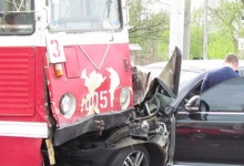 В Дзержинске пьяный водитель врезался в трамвай