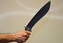Житель Дзержинска напал с ножом на рабочих