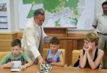 Мэр Дзержинска Виктор Сопин проводит время с детьми