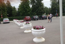 На площади Дзержинского рядом с гостиницей "Дружба" появились цветочные вазоны